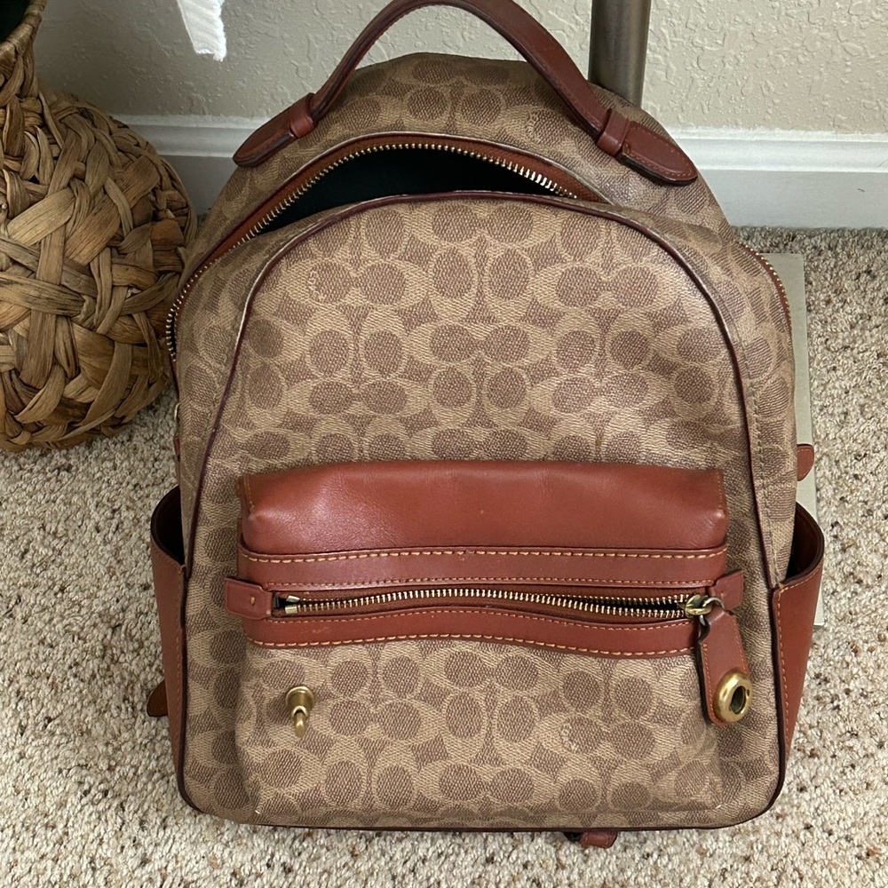 Vintage coach backpack in good condition no smell